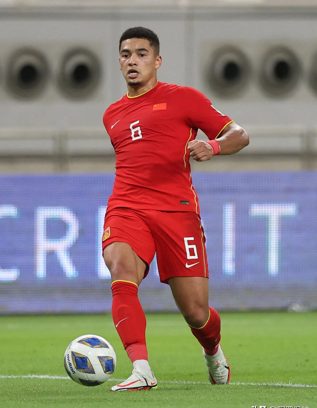 戛纳后卫关键时刻解围保不败