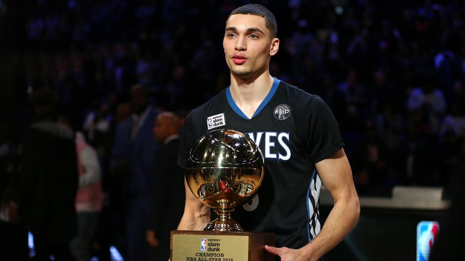 米切尔单骑救主！湖人鏖战尼克斯，一人扛起全队诠释领袖价值